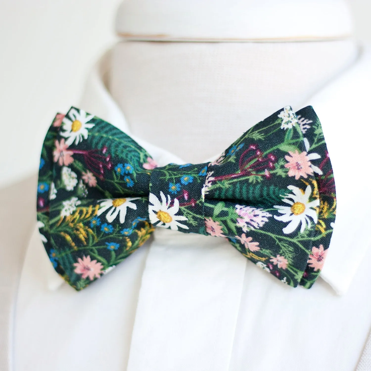 Men's Necktie / Wildflowers In Hunter